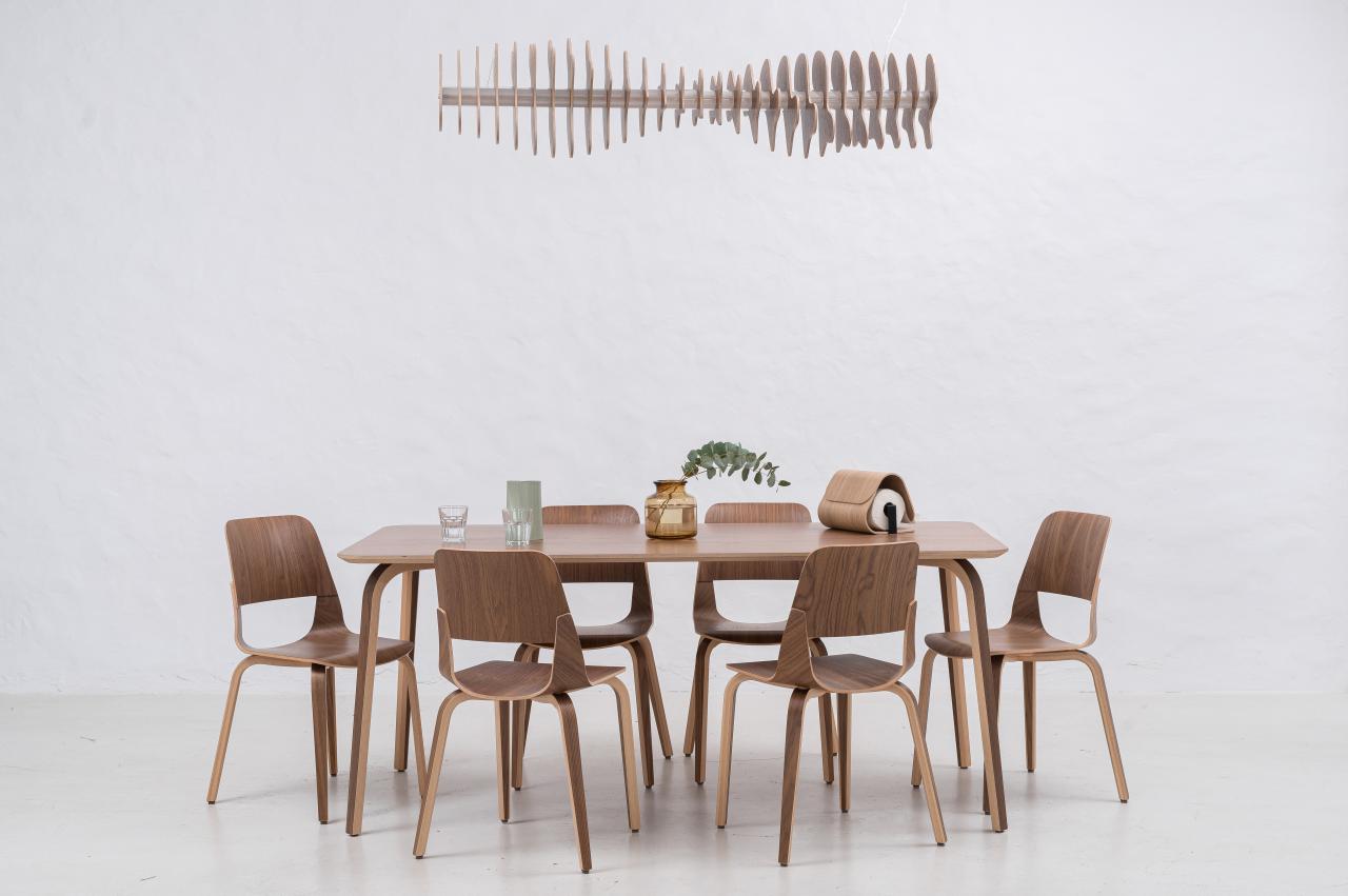 Egy elegáns diófa étkezőasztal hat székkel, amelyek stílusos és meghitt étkezőteret teremtenek.